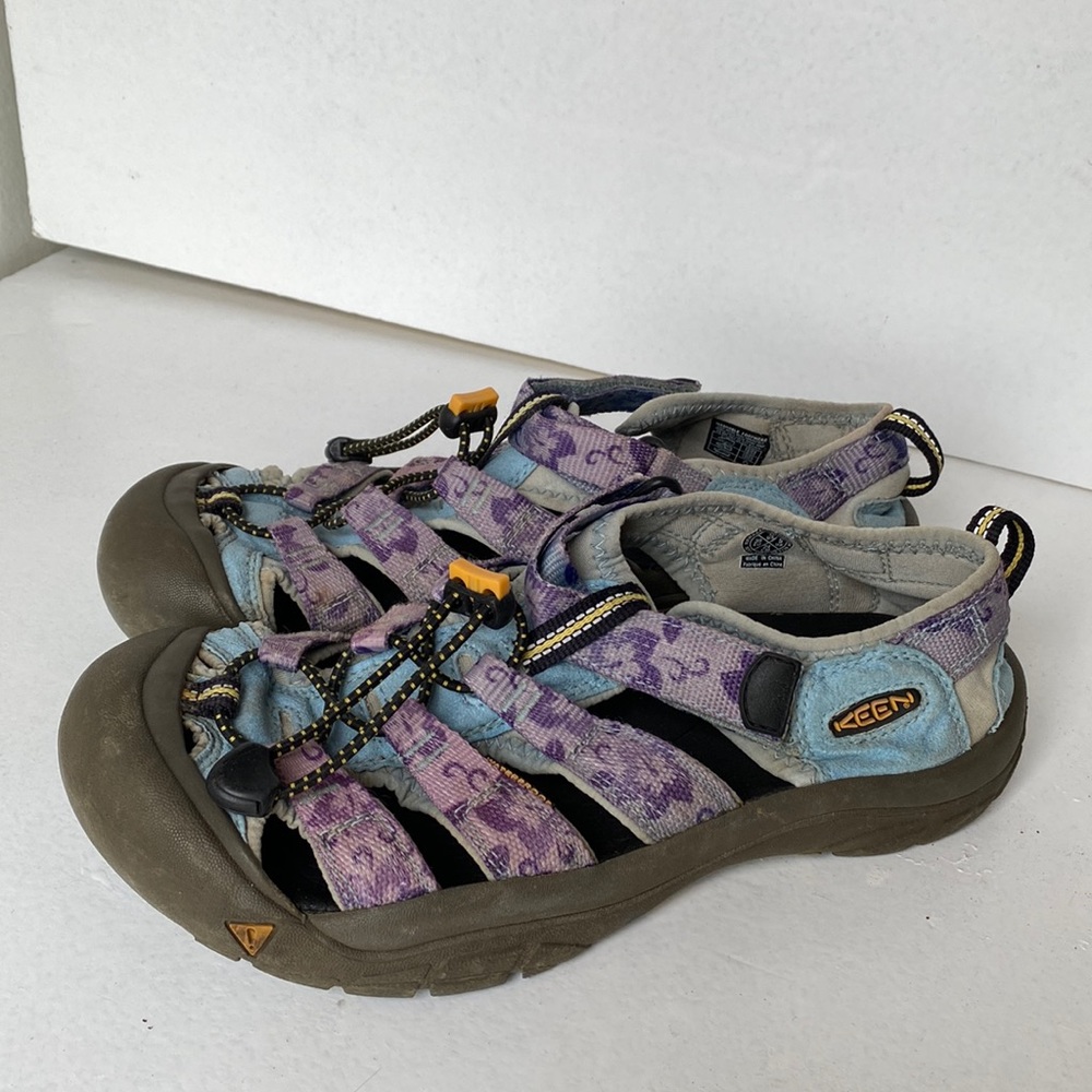Keen women’s size 6.